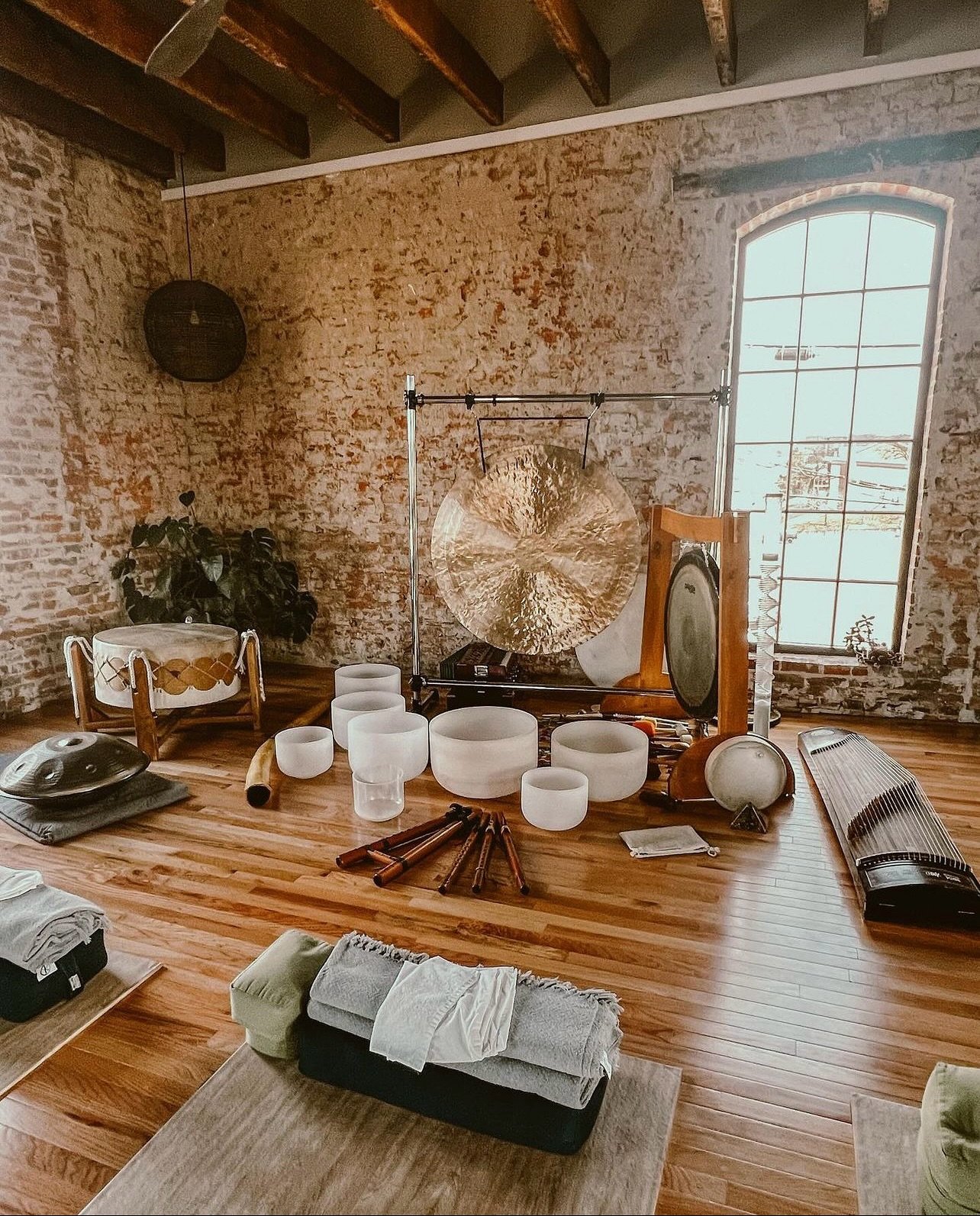 @austinshook_ will be joining us on December 5th to offer his soothing sound healing class! 🎼
During these 90min you will find yourself cozy, and comfy on the mat while listening to his intuitive healing sounds! This is the perfect way to align, an